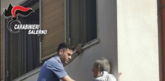 Montecorvino Rovella. 81enne resta appeso ad un cornicione, salvato dai Carabinieri