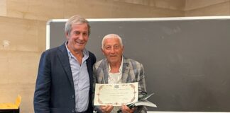 Battipaglia. Pergamena di Ulivieri al prof. Mimmo De Concilio, riconoscimento per gli oltre 25 anni di tesseramento all’AIAC