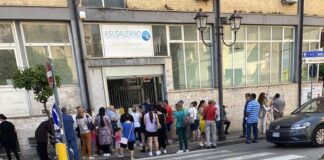 Battipaglia. File per ore all’ex Cassa Mutua, scatta la protesta degli utenti