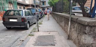 Battipaglia. Foto Notizia. Via D. Alighieri, marciapiede dissestato con tombino “trappola”