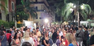 Battipaglia, fiaccolata in memoria di Maria Rosaria Troisi. Non Sei Sola Battipaglia: “chiediamo le dimissioni del Consigliere Vincenzo Clemente per le parole dette”