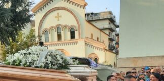 Battipaglia. Fiori bianchi, applausi e lacrime al funerale di Marika e Pierpaolo
