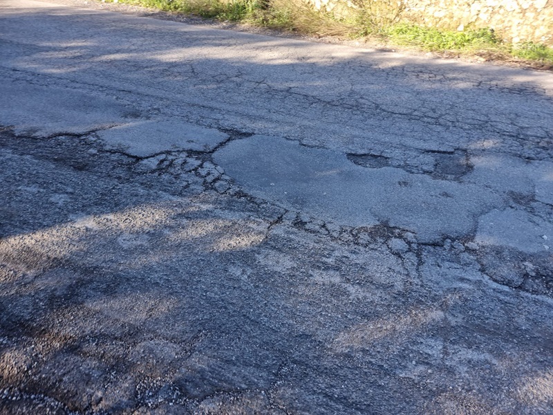 Battipaglia. Provenza:"La strada di Serroni Alto va messa subito in sicurezza prima che accada qualcosa di irreparabile" (vedi foto)