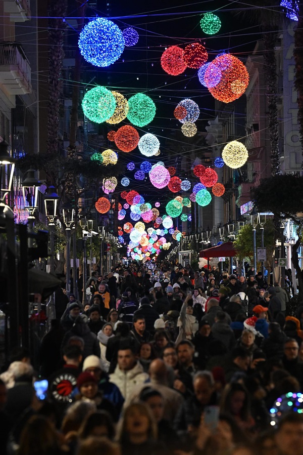 Salerno. Migliaia di persone a Luci d'Artista. Albero di Natale alto 20 m con 96mila led. Operatori economici in festa