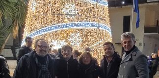 Battipaglia. Ieri accensione dell’albero di Natale e delle luminarie. Sindaca, consiglieri e assessori in piazza. Il 15 inaugurazione del “Christmas Tales”