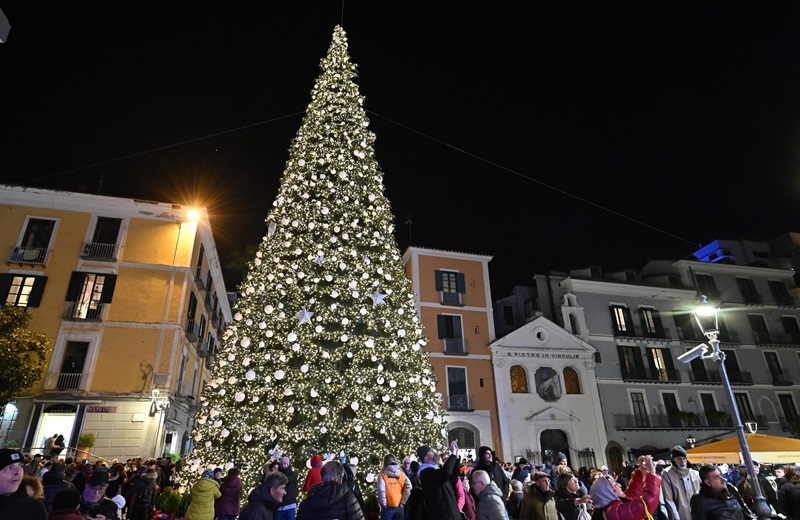 Salerno. Migliaia di persone a Luci d&#039;Artista. Albero di Natale alto 20 m con 96mila led. Operatori economici in festa