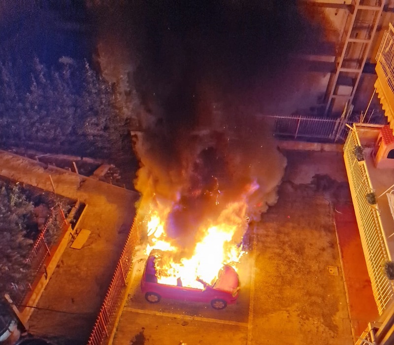 Battipaglia. Paura nella notta nel quartiere di Serroni Basso,a fuoco 3 autovetture