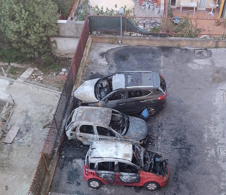 Battipaglia. Paura nella notta nel quartiere di Serroni Basso,a fuoco 3 autovetture