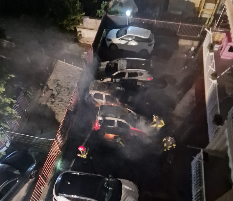 Battipaglia. Paura nella notta nel quartiere di Serroni Basso,a fuoco 3 autovetture
