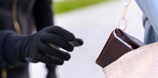 Campagna, ruba carta prepagata da borsa e preleva centinaia di euro: arrestato ladro