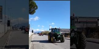 Battipaglia. Protesta degli agricoltori, sfilano in città con decine di trrattori (video)