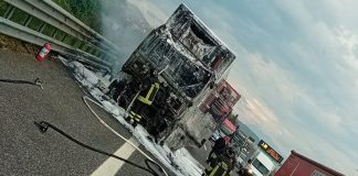 Camion in fiamme lungo l’A2 a San Mango Piemonte: traffico in tilt