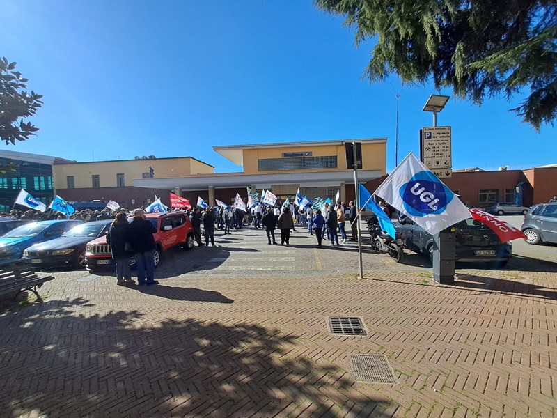 Battipaglia. Gli operai della Fos Prysmian manifestano dinanzi alla stazione contro la chiusura dell'azienda