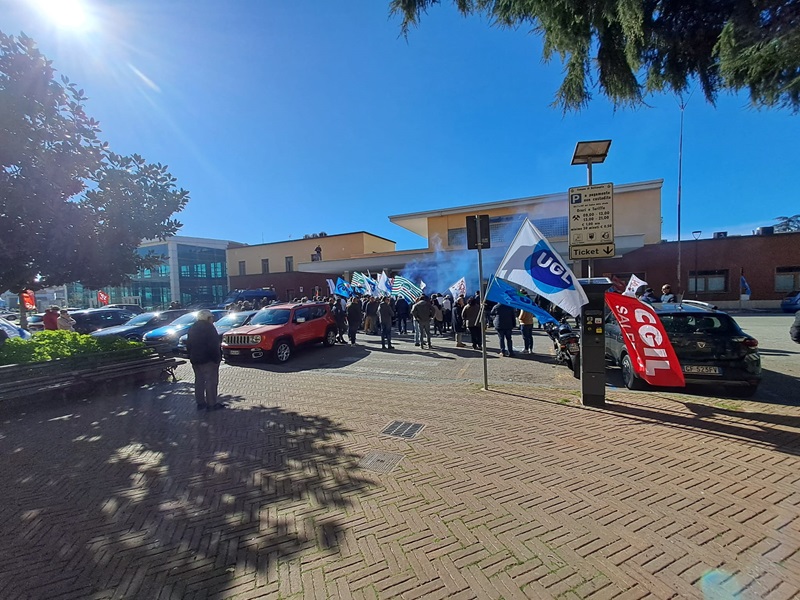 Battipaglia. Gli operai della Fos Prysmian manifestano dinanzi alla stazione contro la chiusura dell'azienda