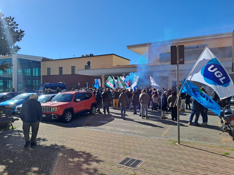 Battipaglia. Gli operai della Fos Prysmian manifestano dinanzi alla stazione contro la chiusura dell'azienda