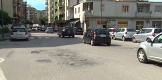 Battipaglia. Via Domodossola, automobilisti e cittadini segnalano i limiti di praticabilità della strada (video)