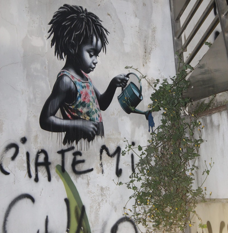 Battipaglia. Splendida opera d’arte di Mino Centanni su una crepa del muro del sottopasso ferroviario