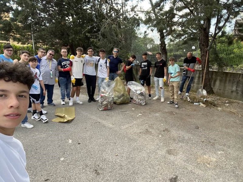Battipaglia. Pulizia nel quartiere di Serroni. Lezione di educazione civica dai ragazzi di AC e Coscienza Sociale (vedi foto)