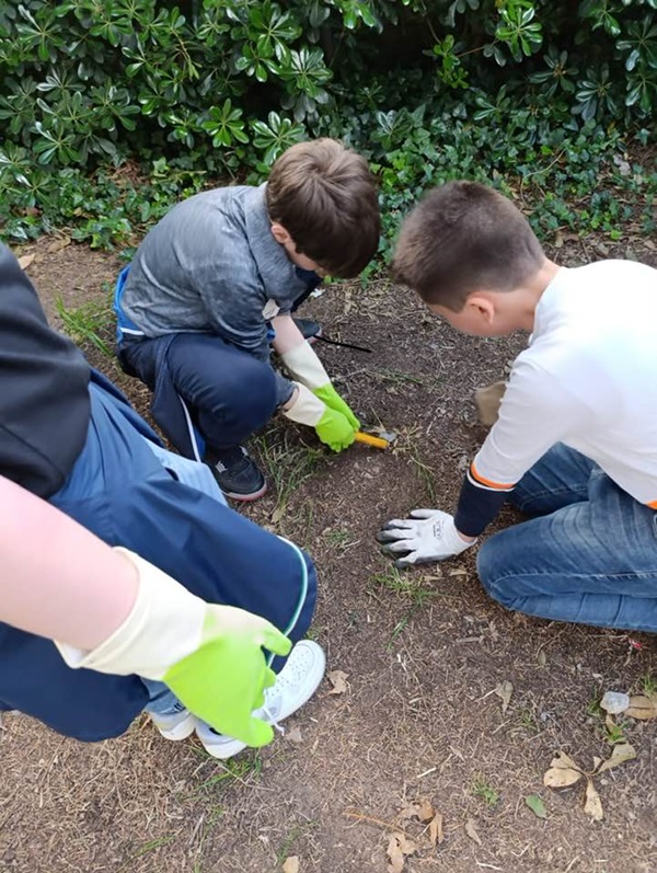 Battipaglia. Pulizia nel quartiere di Serroni. Lezione di educazione civica dai ragazzi di AC e Coscienza Sociale (vedi foto)