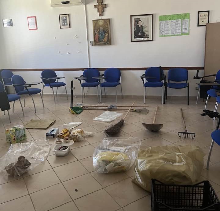 Battipaglia. Pulizia nel quartiere di Serroni. Lezione di educazione civica dai ragazzi di AC e Coscienza Sociale (vedi foto)