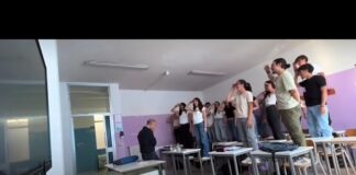 Battipaglia. Al Medi: «Oh capitano, mio capitano!». La scuola che si fa poesia: l’ultimo saluto al prof che insegna a vivere (Video)