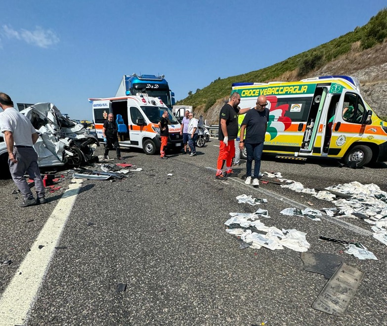 Eboli. Tragedia,incidente sull'autostrada. Morte due persone. Traffico in tilt anche a Battipaglia