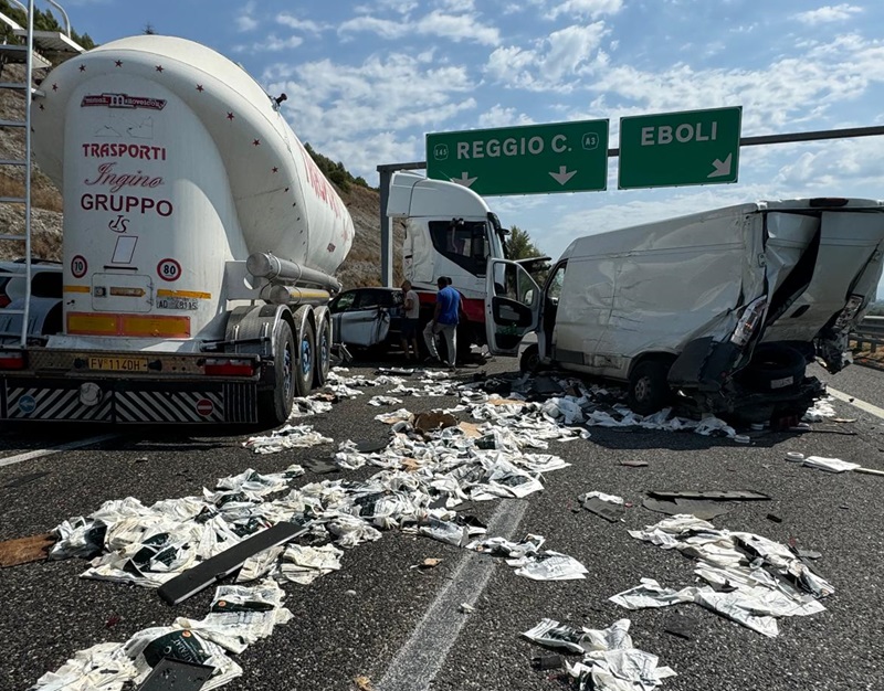Eboli. Tragedia,incidente sull'autostrada. Morte due persone. Traffico in tilt anche a Battipaglia