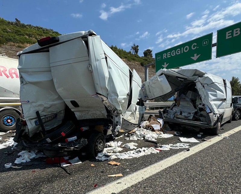 Eboli. Tragedia,incidente sull'autostrada. Morte due persone. Traffico in tilt anche a Battipaglia