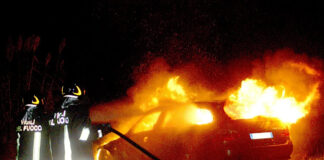 Incendio sulla A2 del Mediterraneo: auto con famiglia a bordo in fiamme, nessun ferito