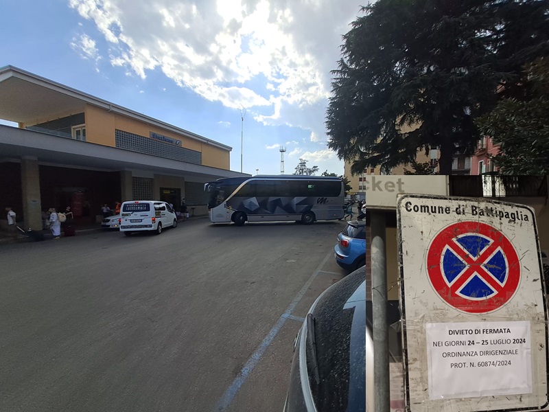 Battipaglia - Sapri. Oggi ancora disagi per il blocco dei treni. Vietato parcheggiare nell'area antistante la stazione (vedi video)