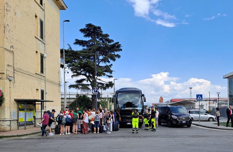 Battipaglia - Sapri. Oggi ancora disagi per il blocco dei treni. Vietato parcheggiare nell'area antistante la stazione (vedi video)