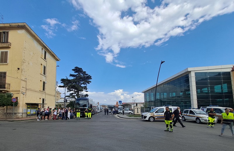 Battipaglia - Sapri. Oggi ancora disagi per il blocco dei treni. Vietato parcheggiare nell'area antistante la stazione (vedi video)