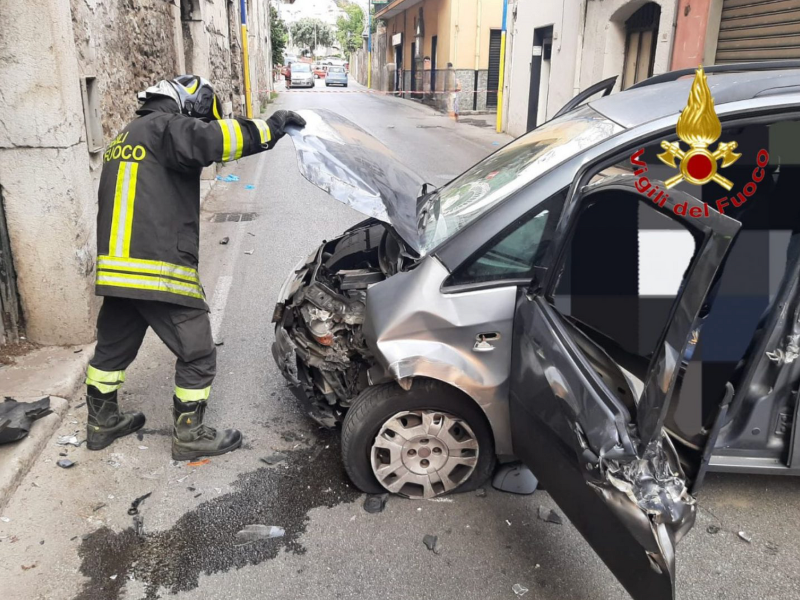 Nocera Superiore: auto si schianta contro un muro, 55enne perde la vita
