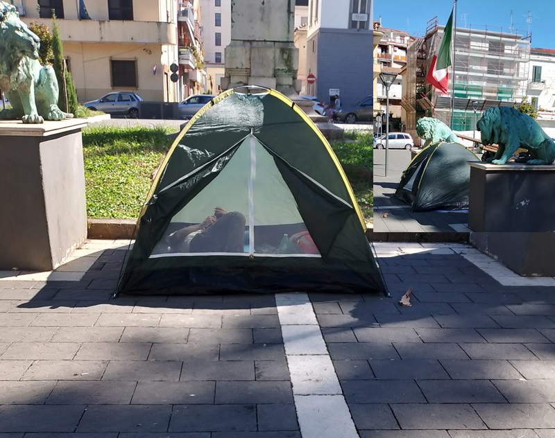 Battipaglia. Foto Notizia. Pianta tenda tra i 2 leoni di piazza della Repubblica