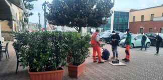 Battipaglia. Dramma della solitudine, anziana dorme sul marciapiedi davanti al bar. Rifiuta i soccorsi