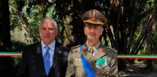 Battipaglia. Il C.te della Polizia Locale, Gen. Troisi, consegna nota di apprezzamento all’ing. Carmine Carbone
