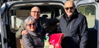 Battipaglia. Banca Campania Centro si veste da Befana, distribuite calze per bambini e plaid per anziani