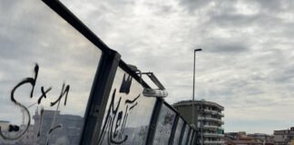 Battipaglia. Buio sul cavalcavia di via Serroni: pericolo per i cittadini e rischio vandalismo (vedi foto)
