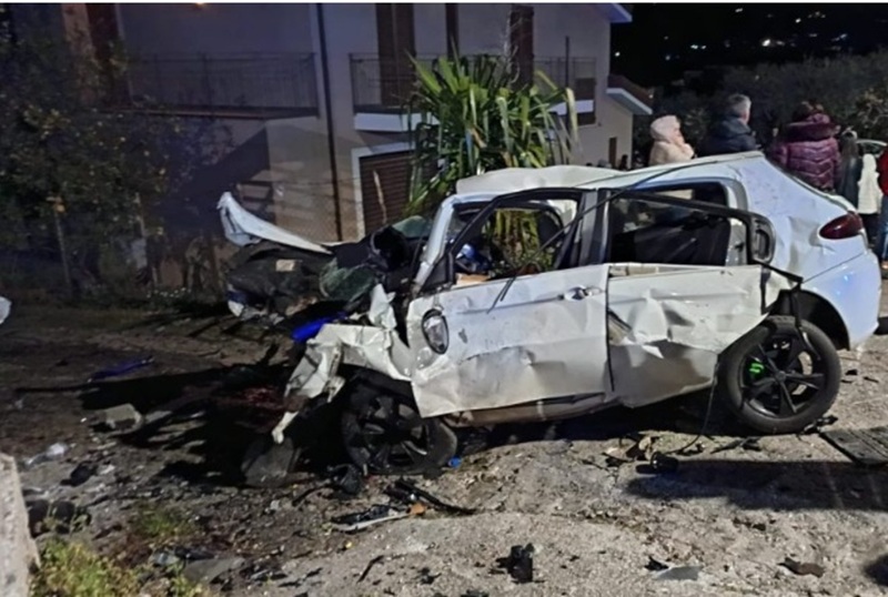 Tragedia nella notte, morti due ragazzi in un incidente stradale