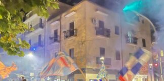 Battipaglia in festa per il quarto scudetto del Napoli: bandiere, cori e fuochi in piazza Amendola