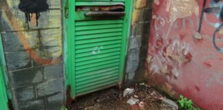 Battipaglia. Degrado. Bagni pubblici chiusi da anni, c’è chi urina all’esterno (video)