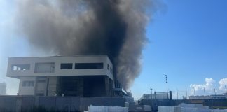 Battipaglia. Rogo nella zona industriale, l’Arpac rassicura: parametri inquinanti nella norma