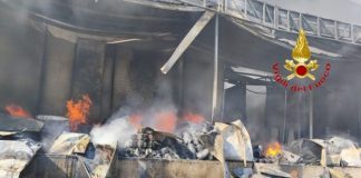 Battipaglia. Il giorno dopo il rogo l’azienda casearia conta i danni. L’Arpac controlla l’inquinamento dell’aria, i Carabinieri indagano sulle cause (video e foto)