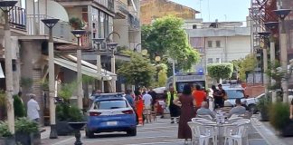 Battipaglia. Domenica sera di paura in via Italia, violenta scazzottata tra la gente