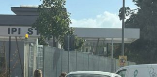 Battipaglia. Sosta selvaggia e caos davanti alle scuole, i genitori chiedono la presenza dei vigili