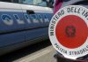 Salerno. Si barrica in casa con un coltello trattenendo un familiare: decisivo l’intervento della Polizia