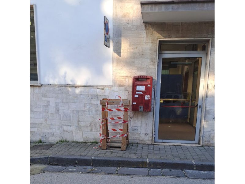 Battipaglia. Cade nel tombino mentre cammina sul marciapiede. La denuncia del papà: "Ho telefonato alla Polizia Locale ma nessuno ha risposto"