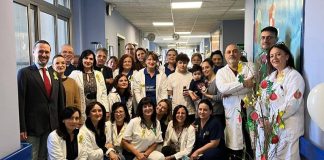 Battipaglia. Giornata contro il Cancro infantile, nel cortile del Santa Maria della Speranza piantati melograni e installata una panchina dorata