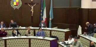 Battipaglia. Urla, insulti e minacce di querela in Consiglio. Cappelli salva la sindaca sul PIAO, D’Acampora lo accusa di strumentalizzazione elettorale