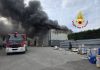 Vasto incendio industriale a Sant’Arsenio, massiccio intervento dei Vigili del Fuoco